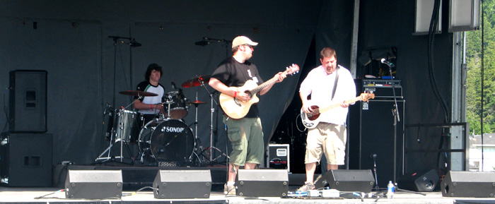 Speedy Spence and the Sound Guys take the stage to make an impromptu show when an artist is late.